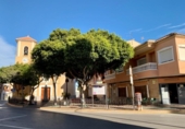 Отдельно стоящий дом с участком на продажу в городе Los Alcázares Фото