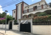 Отдельно стоящий дом с участком на продажу в городе Calafell Фото