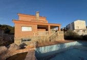 Отдельно стоящий дом с участком на продажу в городе el Vendrell Фото