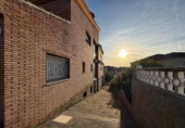 Отдельно стоящий дом с участком на продажу в городе el Vendrell Фото