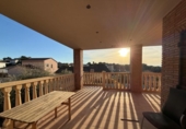 Отдельно стоящий дом с участком на продажу в городе el Vendrell Фото