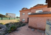 Отдельно стоящий дом с участком на продажу в городе el Vendrell Фото
