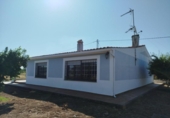Отдельно стоящий дом с участком на продажу в городе Бадахос Фото