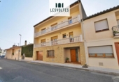 Отдельно стоящий дом с участком на продажу в городе la Bisbal d'Empordà Фото
