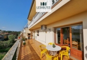 Отдельно стоящий дом с участком на продажу в городе la Bisbal d'Empordà Фото