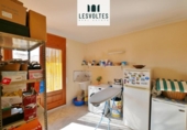 Отдельно стоящий дом с участком на продажу в городе la Bisbal d'Empordà Фото