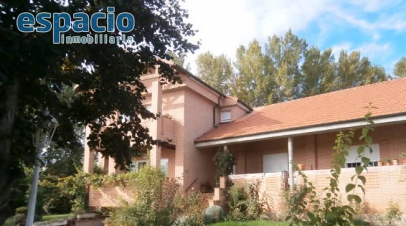 León - Carracedelo - 8000m2