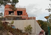 Отдельно стоящий дом с участком на продажу в городе La Nucia Фото