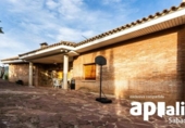 Отдельно стоящий дом с участком на продажу в городе Castellar del Vallès Фото