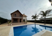 Chalet independiente con terreno en venta en la España, Lora del Río, ref: TR367887 foto