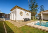 Отдельно стоящий дом с участком на продажу в городе Chiclana de la Frontera Фото