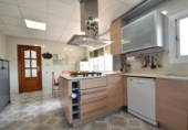 Загородный дом с участком на продажу в городе Vilanova i la Geltrú Фото