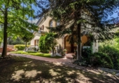 Отдельно стоящий дом с участком на продажу в городе Castellar del Vallès Фото