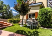 Отдельно стоящий дом с участком на продажу в городе Castellar del Vallès Фото