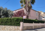 Отдельно стоящий дом с участком на продажу в городе el Vendrell Фото