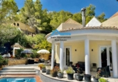 Отдельно стоящий дом с участком на продажу в городе Altea Фото