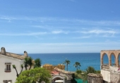 Отдельно стоящий дом с участком на продажу в городе Benalmádena Фото