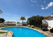 Отдельно стоящий дом с участком на продажу в городе Benalmádena Фото