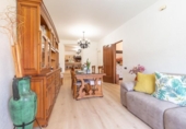 Отдельно стоящий дом с участком на продажу в городе Castellar del Vallès Фото