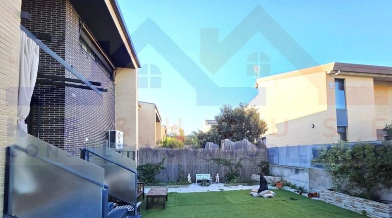 Community of Madrid - Navalcarnero - 244m2