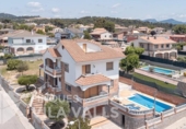 Chalet independiente con terreno en venta en la España, Caldes de Montbui, ref: TR275925 foto