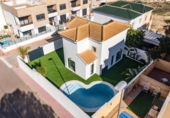 Отдельно стоящий дом с участком на продажу в городе Orihuela Фото