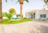 Chalet independiente con terreno en venta en la España, L'Alfàs del Pi, ref: TR152495 foto