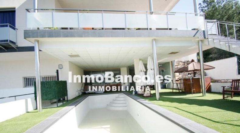 Valencia - Чива - 1065m2