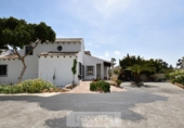 Chalet independiente con terreno en venta en la España, Orihuela, ref: TR138353 foto