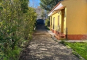 Отдельно стоящий дом с участком на продажу в городе Бадахос Фото