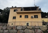 Отдельно стоящий дом с участком на продажу в городе Sant Cebrià de Vallalta Фото