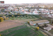 Загородный дом с участком на продажу в городе Vilanova i la Geltrú Фото