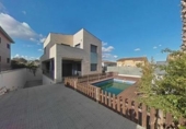 Chalet independiente con terreno en venta en la España, Vilanova i la Geltrú, ref: TR242613 foto