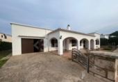 Отдельно стоящий дом с участком на продажу в городе Ciutadella de Menorca Фото