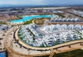 Отдельно стоящий дом с участком на продажу в городе Los Alcázares Фото