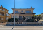 Отдельно стоящий дом с участком на продажу в городе Баньолес Фото