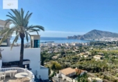 Отдельно стоящий дом с участком на продажу в городе Altea Фото