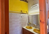 Отдельно стоящий дом с участком на продажу в городе Quart Фото