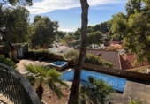 Отдельно стоящий дом с участком на продажу в городе Castelldefels Фото