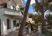 Отдельно стоящий дом с участком на продажу в городе Castelldefels Фото