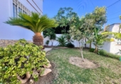 Отдельно стоящий дом с участком на продажу в городе Torremolinos Фото