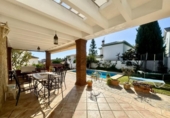 Отдельно стоящий дом с участком на продажу в городе Torremolinos Фото