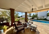 Отдельно стоящий дом с участком на продажу в городе Torremolinos Фото