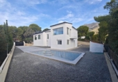 Отдельно стоящий дом с участком на продажу в городе Altea Фото
