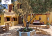 Загородный дом с участком на продажу в городе Ciutadella de Menorca Фото