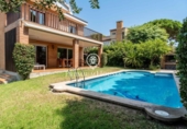 Отдельно стоящий дом с участком на продажу в городе Cambrils Фото