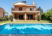 Отдельно стоящий дом с участком на продажу в городе Cambrils Фото