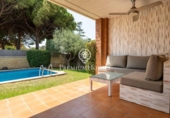 Отдельно стоящий дом с участком на продажу в городе Cambrils Фото