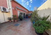 Дом с участком на продажу в городе Cornellà de Llobregat Фото