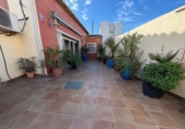 Дом с участком на продажу в городе Cornellà de Llobregat Фото